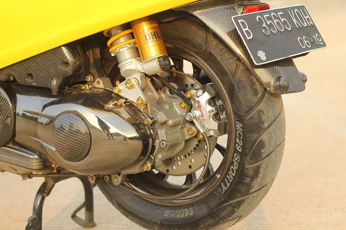 Suspensi Ohlins juga cakram belakang jadi pendukung gaya sporty nih!