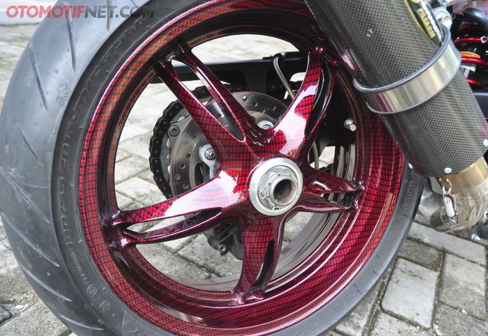 Peleknya dilapis motif karbon merah, tampilan Suzuki GSR750 makin greng aja ya!