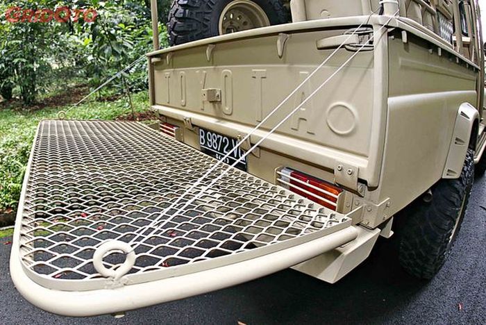 Bagian belakang Land Cruiser FJ45 ini juga disiapkan rak untuk membawa hasil buru.