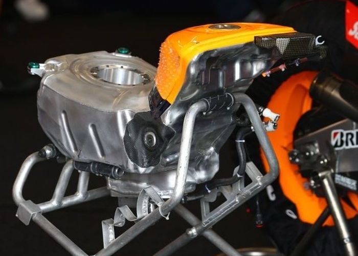 Tangki motor MotoGP yang diposisikan di bawah jok 