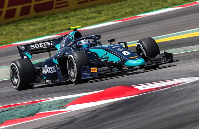 Nicholas Latifi saat balap F2 Spanyol, tulisan 'Sofina' di sayap belakang mobil itu adalah sponsor yang dibawanya untuk tim DAMS di F2