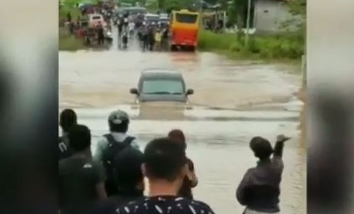 Saat Suzuki Ertiga berada di tengah genangan air banjir setinggi kap mesin