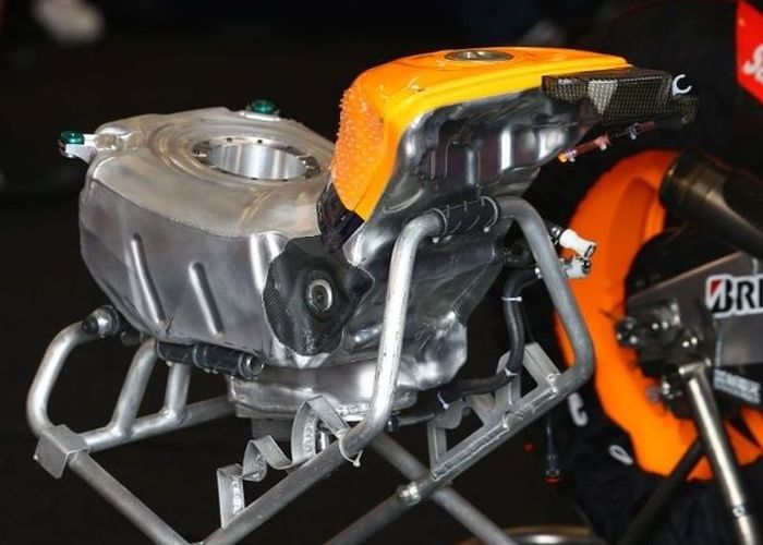 tangki motor MotoGP yang diposisikan di bawah jok