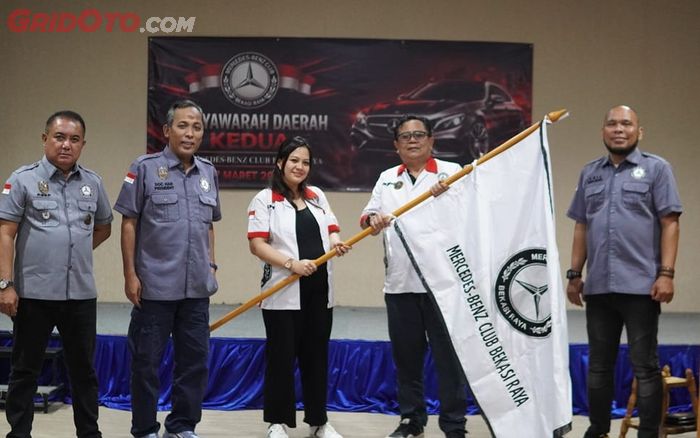 Panji kepemimpiman MB Club Bekasi Raya diserahkan dari Pres Unge ke Opa Arie