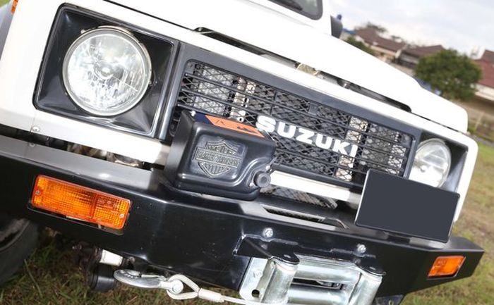 Bumper depan custom dipasangi winch supaya Suzuki Jimny ala Samurai ini siap off-road.