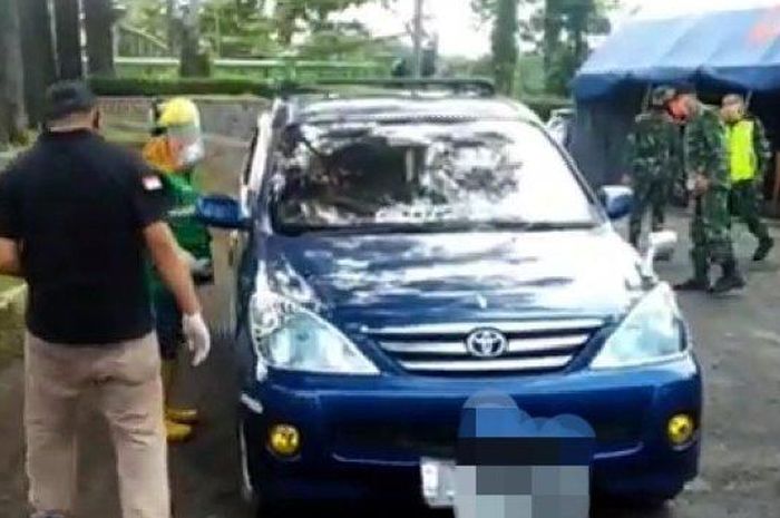 Toyota Avanza Diring masuk lahan parkir karena bikin curiga petugas gabungan, pelat nomor ditutup pakai stiker