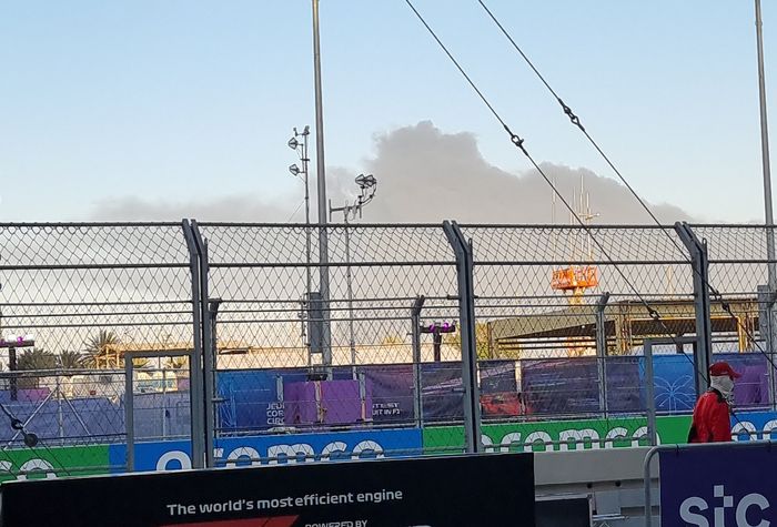 Penampakan asap kilang minyak Aramco yang diserang rudal terlihat dari Sirkuit Jeddah