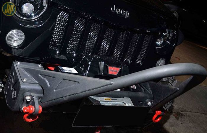  Bumper depan custom yang terpasang di Jeep JK Wrangler ini juga dipasangi winch Warn 9.5 CTI. 