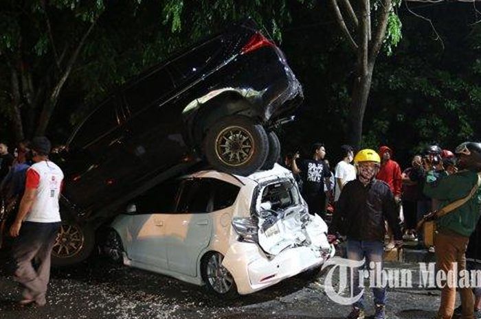 Warga menyaksikan kecelakaan beruntun di Jalan Gagak Hitam, Medan, Sumatera Utara, Kamis (14/5/2020). 