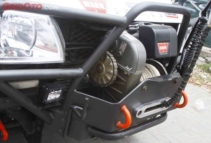 Bemper Mitsubishi Strada model pipa yang terintegrasi dengan body armor, dipasangi winch Warn 8274.