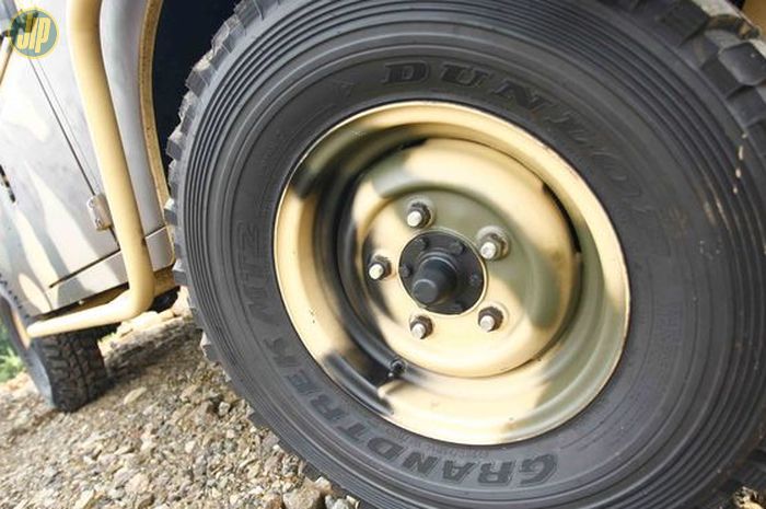 Pelek besi asli Land Rover stage one ini ikutan dilabur cat motif loreng. Dipasangi ban Dunlop Grantrek MT2 285-75 R16.