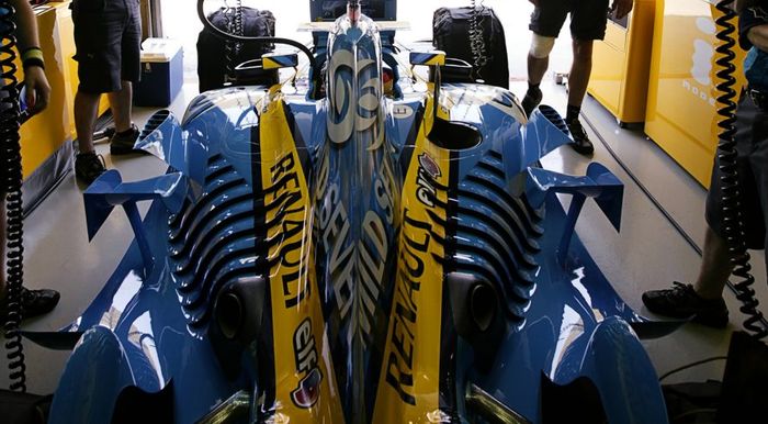 Renault R25 penutup mesinnya punya banyak sirip