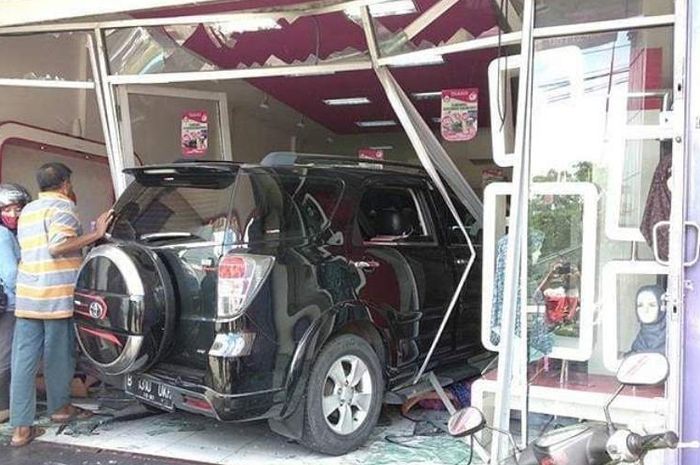 Toyota Rush menyeruduk toko sampai kaca pecah di Solo, Jawa Tengah