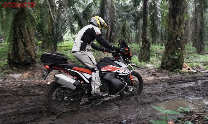 Tangki dan jok KTM 790 Adventure R tergolong ramping, enak dijepit saat harus berdiri