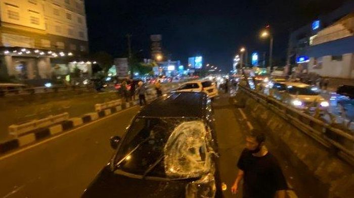 Kaca depan Suzuki Karimun Wagon R remuk disabet Toyota Avanza di Jatingaleh, Candisari, Kota Semarang, Jateng
