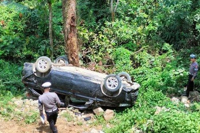 Toyota Avanza FWD yang berisi rombongan karyawan BUMN terbalik di jurang sedalam 15 meter di dusun Lekke, Kelapa Dua, Anreapi, Polewali Mandar, Sulawesi Barat