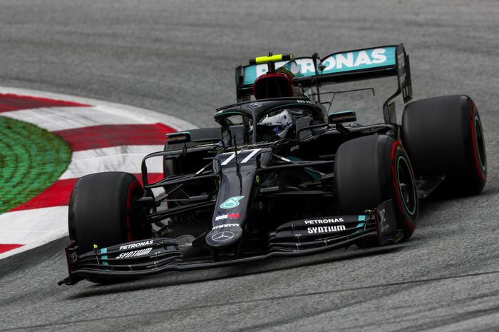 Valtteri Bottas berhasil meraih pole position F1 Austria usai kalahkan Lewis Hamilton, sementara tim Ferrari tercecer