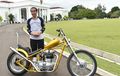 Pak Jokowi Naik Chopper, Gibran Cukup Cafe Racer