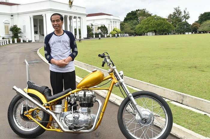 Presiden Jokowi bersama motor barunya.