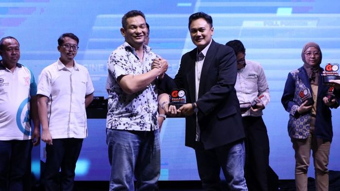 Indra Yudhistira dari Beneli Indonesia menerima penghargaan GridOto Award 2024 untuk Keeway Benda V252C yang menang di kelas Sport Cruiser 250 cc.