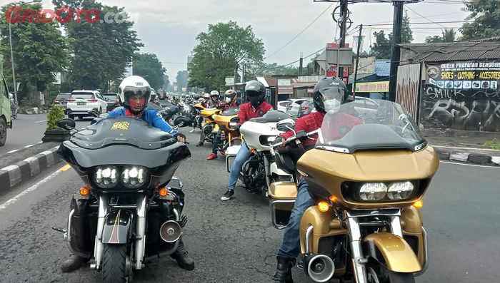 Bikers Harley-Davidson yang tergabung di Road Glide Owners Group (RGOG) berhenti di lampu apill Jalan Magelang.