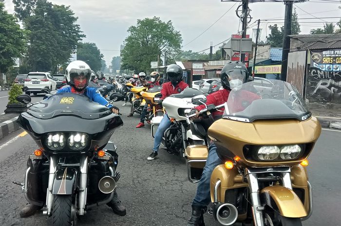 Bikers Harley-Davidson yang tergabung di Road Glide Owners Group (RGOG) berhenti di lampu apill Jalan Magelang.