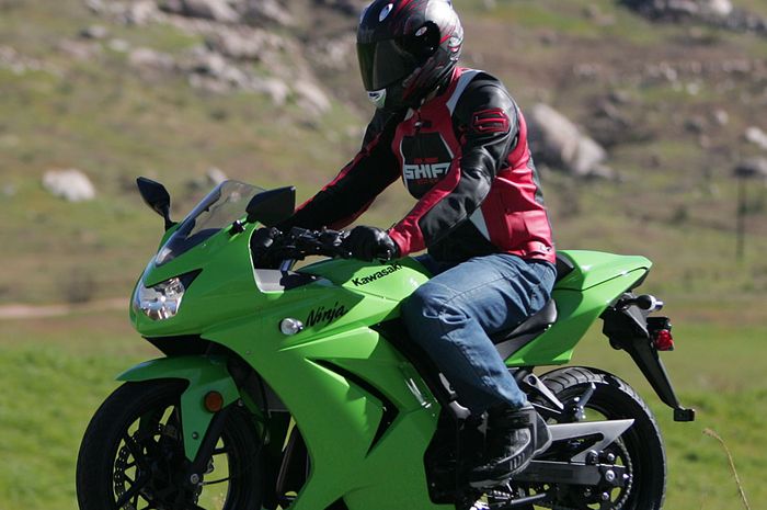 Ilustrasi Riding dengan Kawasaki Ninja 250