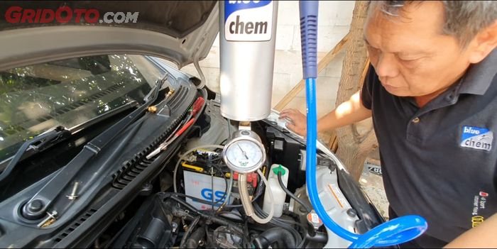 Proses membersihkan injector mobil bensin menggunakan teknik purging