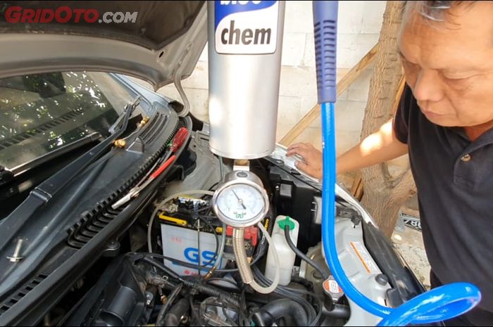 Proses membersihkan injector mobil bensin menggunakan teknik purging