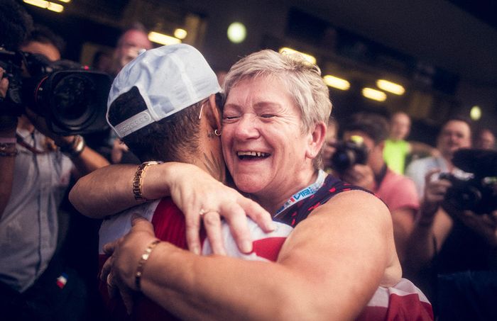 Carmen, ibu kandung Lewis Hamilton saat merayakan anaknya juara dunia 2017 di GP F1 Meksiko