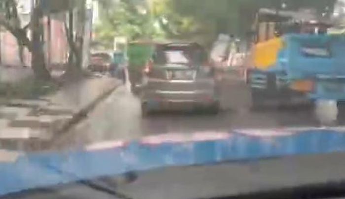 Viral sebuah video memperlihatkan mobil anggota Sat PJR Ditlantas Polda Metro Jaya 