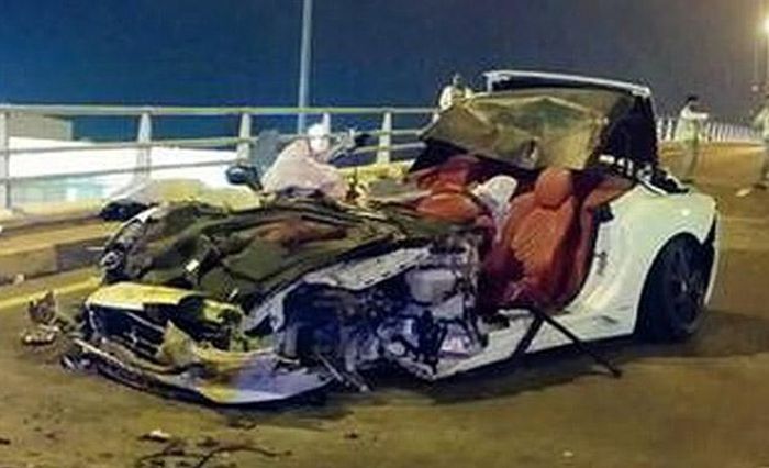 Kecelakaan yang melibatkan Ferrari California, ringsek, tapi penumpang selamat.(carscoops)