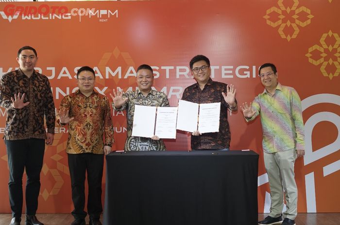 MPMRent secara simbolis menerima 50 unit mobil listrik dari Wuling Motors, yaitu Wuling New BinguoEV Lite