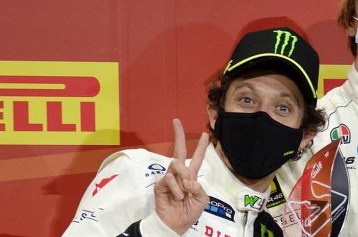 Valentino Rossi naik podium di balap Gulf 12 Hours di Bahrain, Januari 2021