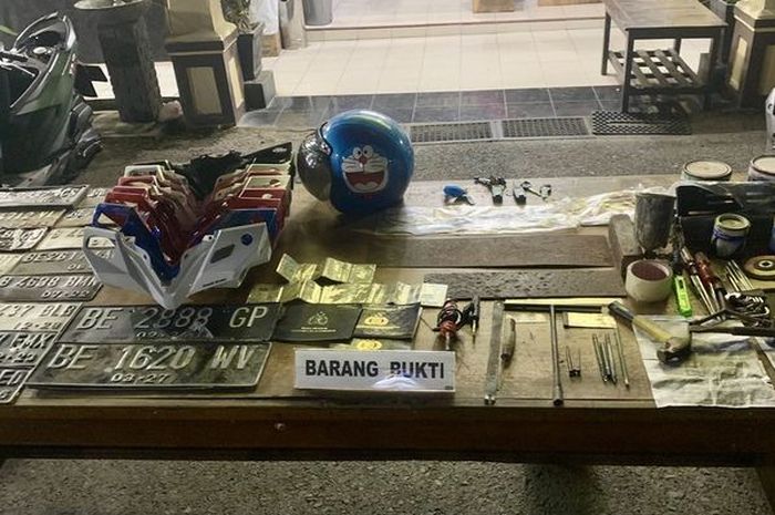 Polisi berhasil bongkar sindikat pemalsuan nomor rangka motor di Lampung. berawal dari helm doraemon