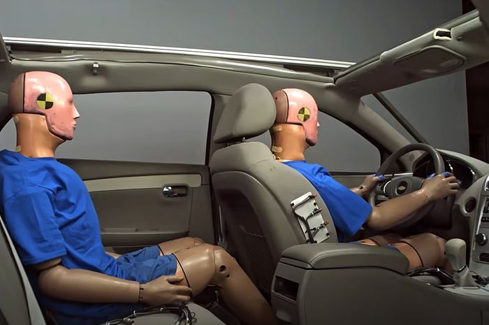 Simulasi kecelakaan jika penumpang baris kedua tak pakai seat belt