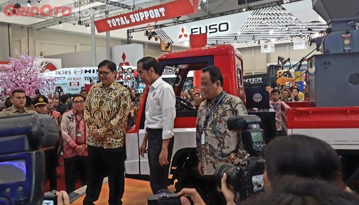 Presiden Jokowi bersama Menteri Perindustrian dan PT Kiat Mahesa Wintor Indonesia