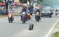 Street Manners: Maksud Baik Pasang Rambu di Jalan Lubang Ternyata Salah, Begini Pasalnya