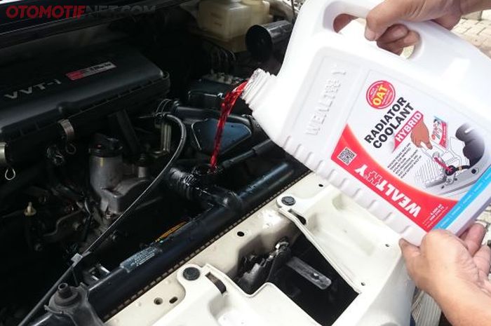 Sebelum air radiator dikuras dan diganti radiator coolant, sebaiknya lakukan flushing terlebih dulu