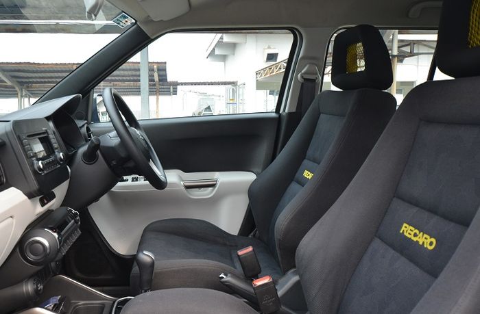 Jok Recaro copotan Ignis Sport gen 1, terbilang masih mulus dengan ciri khasnya warna tulisannya dan