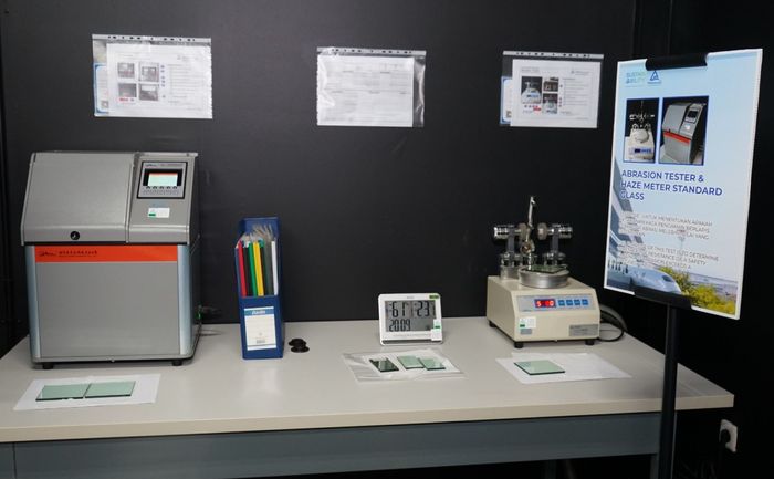 Fasilitas Laboraturium Kaca Kendaraan Bermotor T&Uuml;V Rheinland Indonesia.