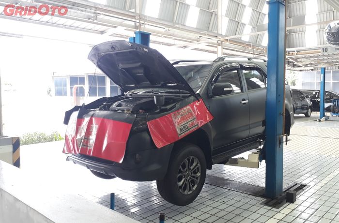 Ilustrasi servis Toyota Fortuner di bengkel resmi Auto2000