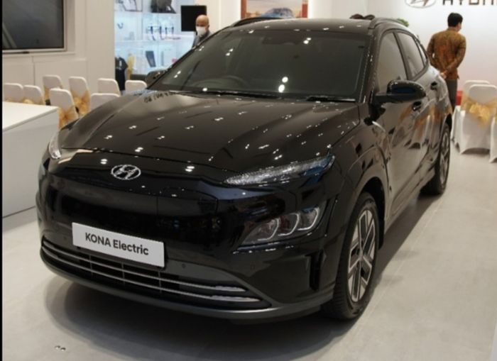 Hyundai KONA Electric yang ditampilkan dalam Hyundai City Store Lippo Mall Puri.