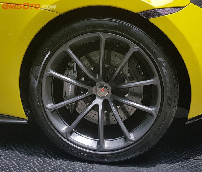 Pelek berdesain multispokes yang dirancang khusus untuk varian McLaren 570S Spider