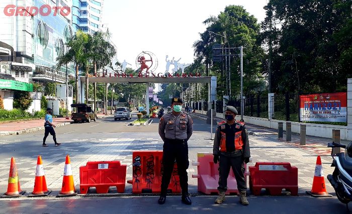 Penyekatan di Jalan Masuk Area Gelora Bung Karno, banyak pengendara yang terpaksa putar balik karena tidak bisa lewat