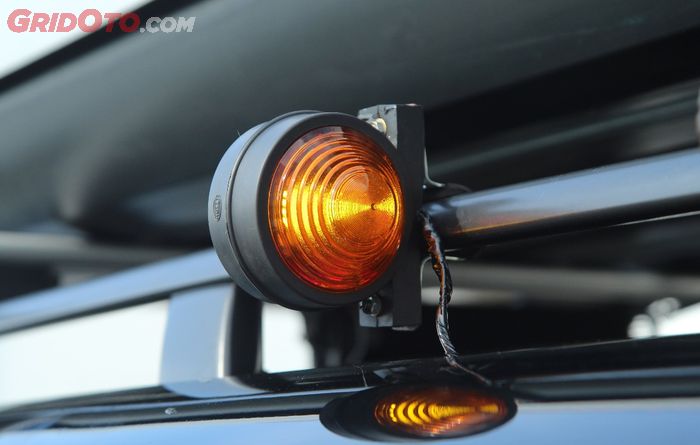 Pakai lampu sein tambahan seperti punya Mercy V-Class