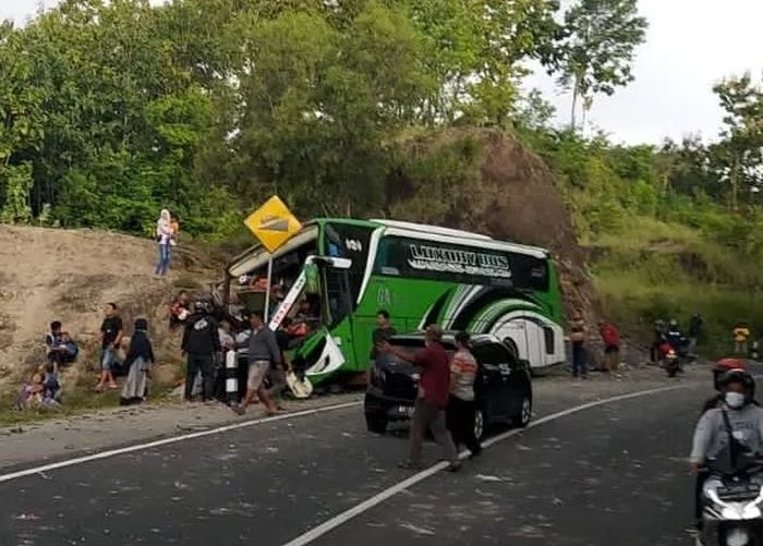 Potret kondisi lokasi kejadian kecelakaan bus pariwisata di Jalan Imogiri, Bantul, DIY pada Minggu (06/02/2022).