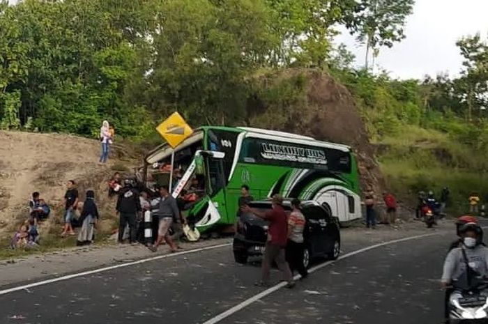 Potret kondisi lokasi kejadian kecelakaan bus pariwisata di Jalan Imogiri, Bantul, DIY pada Minggu (06/02/2022).