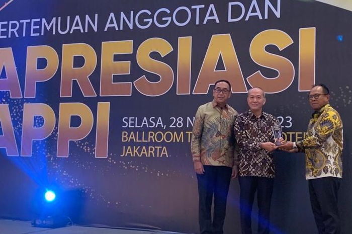 Suparno Djasmin meraih penghargaan Lifetime Achievement Multifinance Industry dari APPI.
