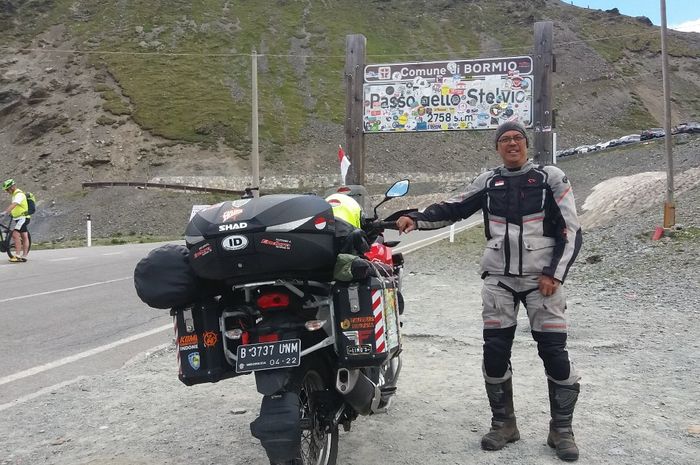 Stephen Langitan dan Kawasaki Versys-X tunggangannya di Bormio, Italia.